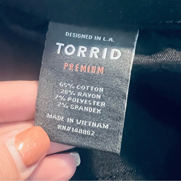 TORRID Sky High Skinny Jeans Ripped Black Size 24T - Picture 14 of 15